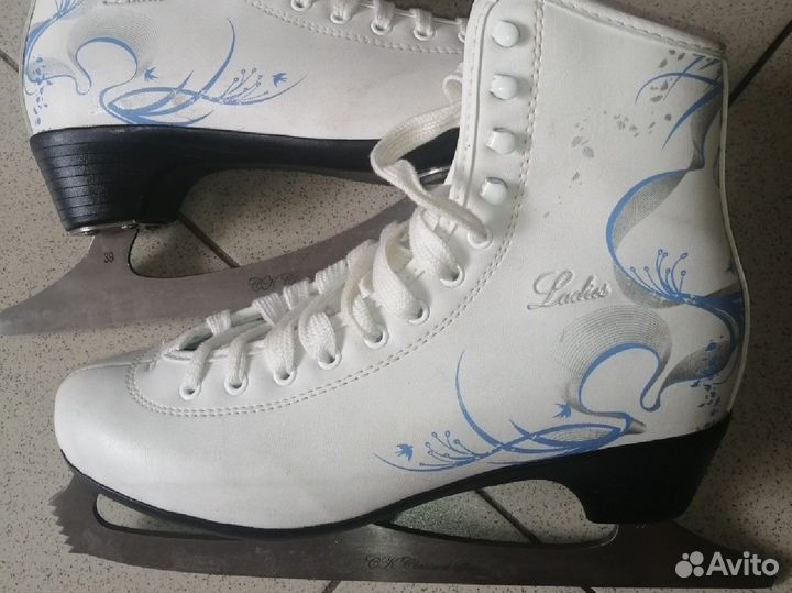 Коньки фигурные женские