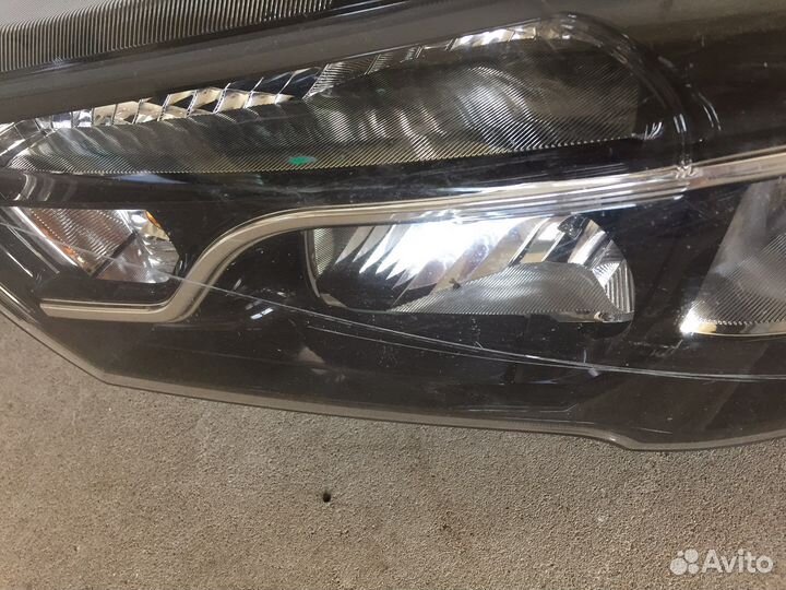 Фара битая левая ваз Vesta 2019