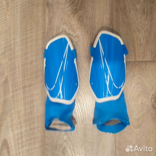 Футбольные щитки Nike Charge