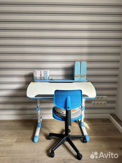 Школьная парта и стул