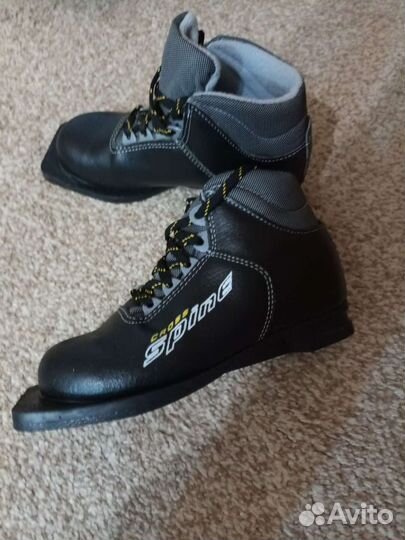 Лыжные ботинки