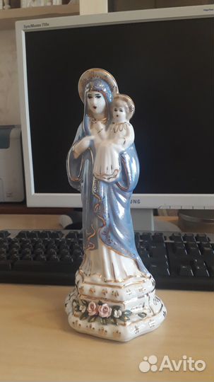Фарфоровая статуэтка Богородица