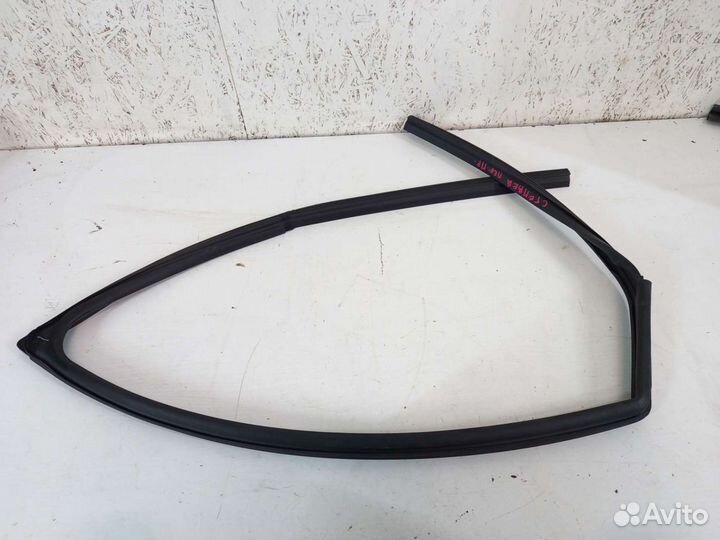 Уплотнитель стекла двери передней правый Renault L