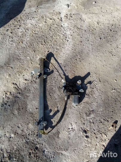 Стеклоподъёмник передний правый на Ниссан Альмера