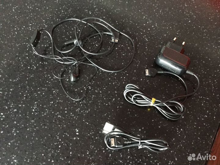 Зарядное устройство и наушники Samsung