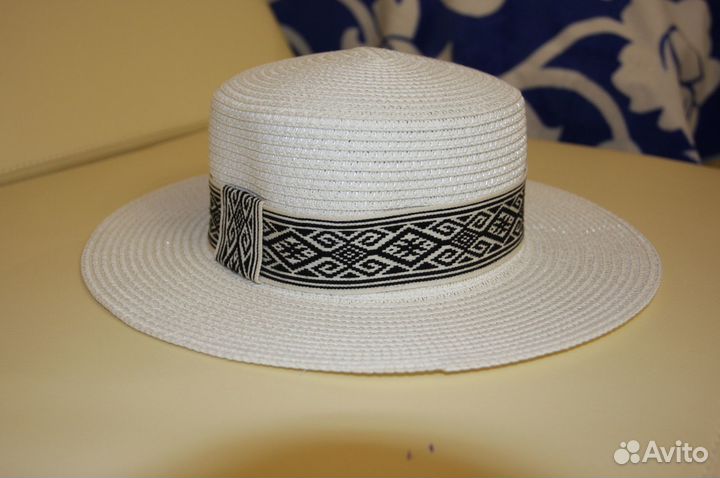 Летняя шляпа с широкими полями
