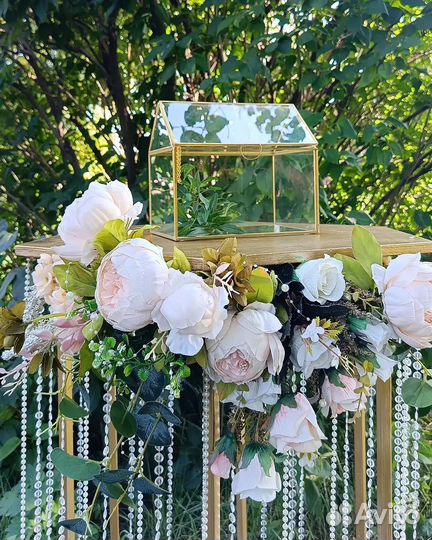 Казна для денегпрозрачная, стол для торта