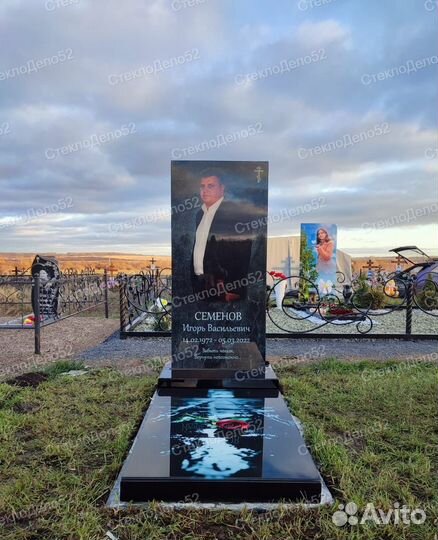 Памятники из стекла