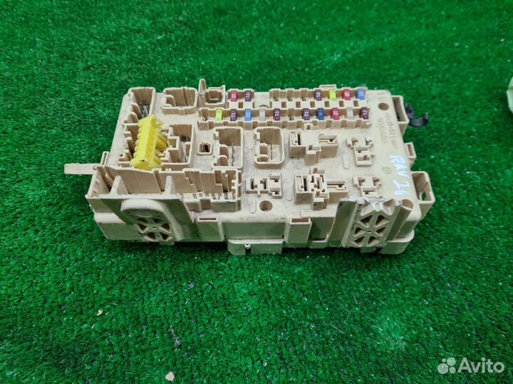 Блок предохранителей салонный Avensis 2 T250