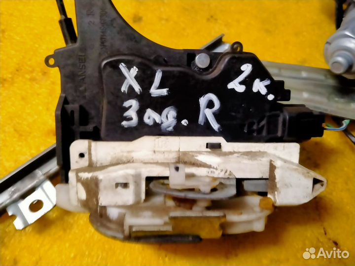 Замок двери задней правой Mitsubishi Outlander XL