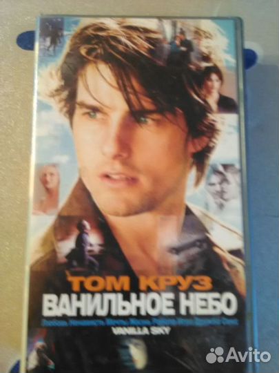 Видеокассеты много