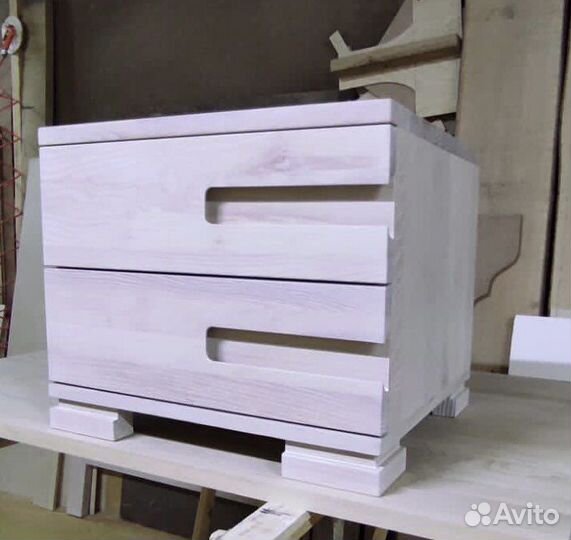 Мебель из массива прикроватная тумбочка