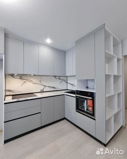 Угловой кухонный гарнитур под ключ в сером цвете