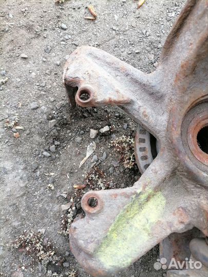 Передний правый поворотный кулак Шкода октавия тур