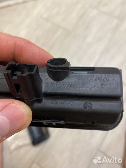 Продаю кнопку открывания багажника