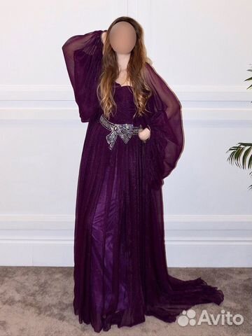 Tarik Ediz поатье с летящей накидкой