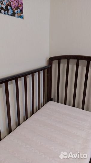 Детская кроватка с маятником и ящиком