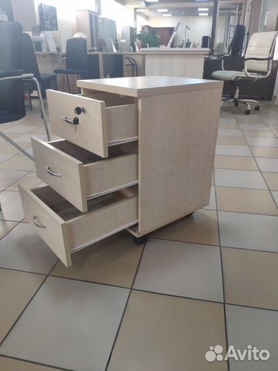 Тумбочка на колесиках 3 ящика