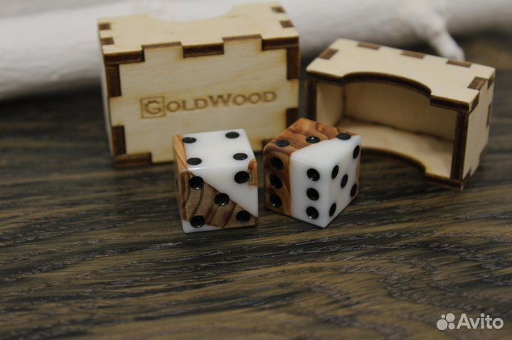 Игральные кубики из можжевельника и смолы