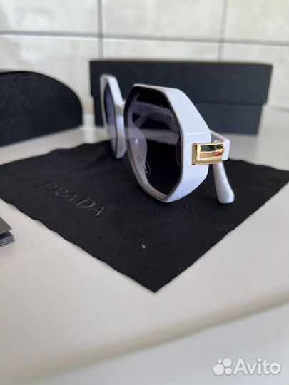 Женские солнцезащитные очки prada