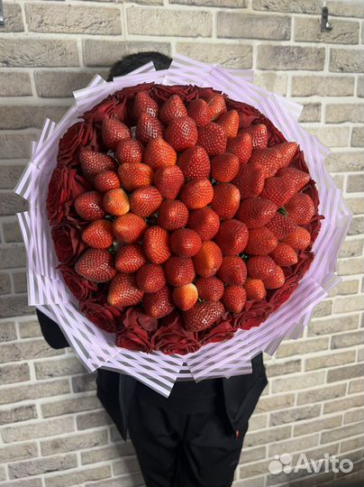 Ягодный букет клубника и Роза розы оптом 21/51/101