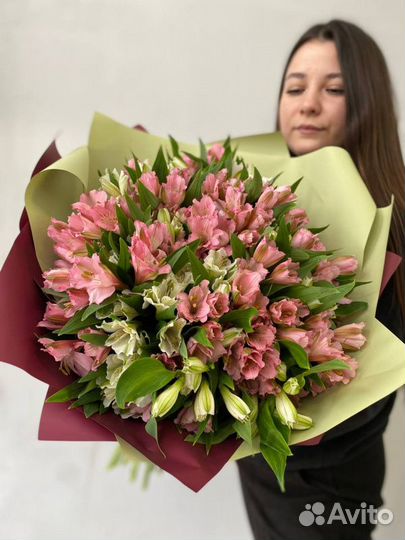 35 веток альстромерия в оформлении