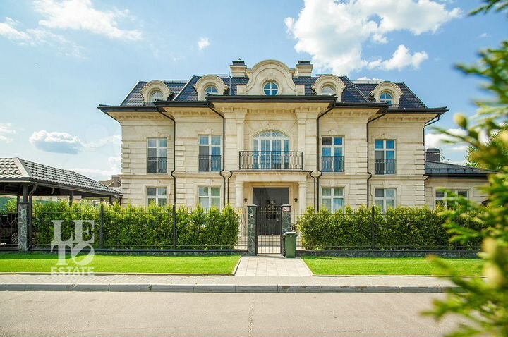 Дом 1200 м² на участке 20 сот.