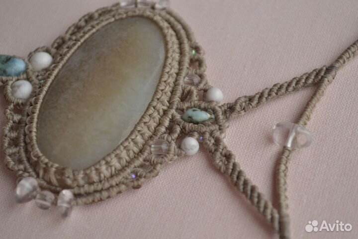 Колье с нефритом