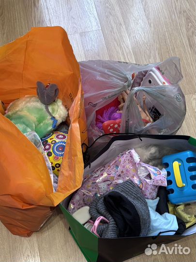 Отдам бесплатно одежда игрушки