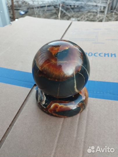Часы настольные из симбирцита в форме шара