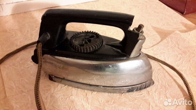 Утюг старой модели в рабочем состоянии