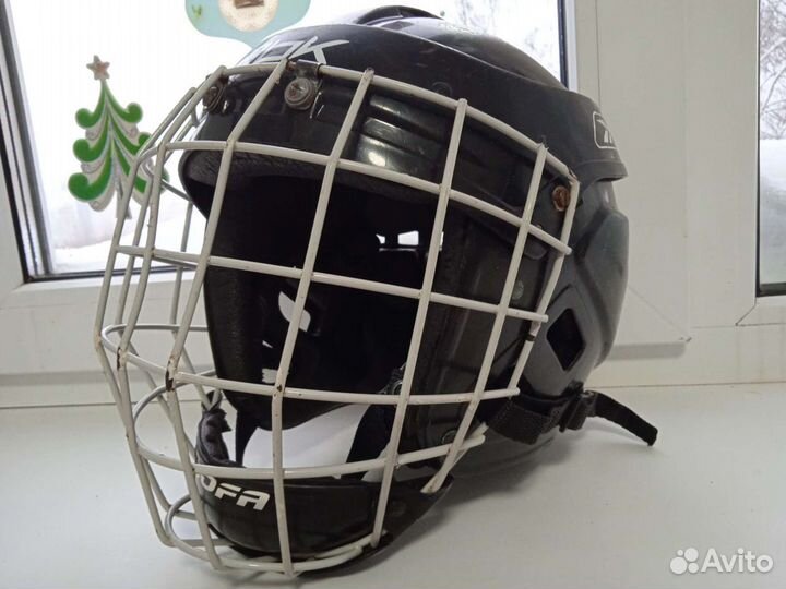 Коньки хоккейные и шлем