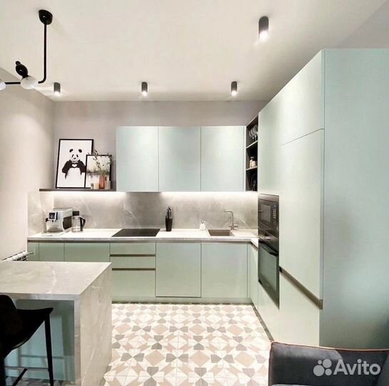 Светлая угловая кухня с техникой в подарок