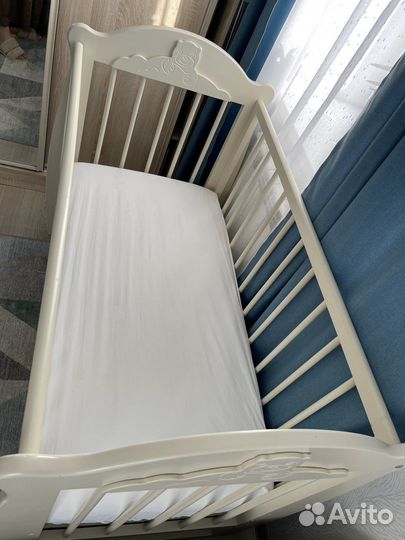 Детская кроватка с маятником и ящиком