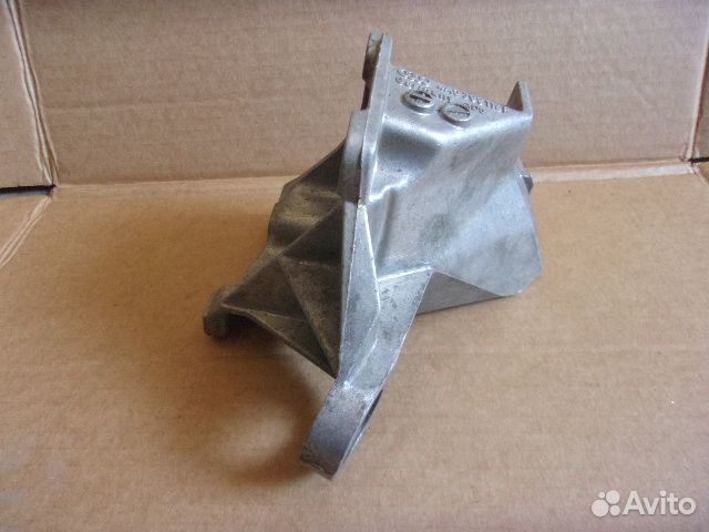 Ауди 100 С4 / А6, 90-96г., правый кронштейн кпп