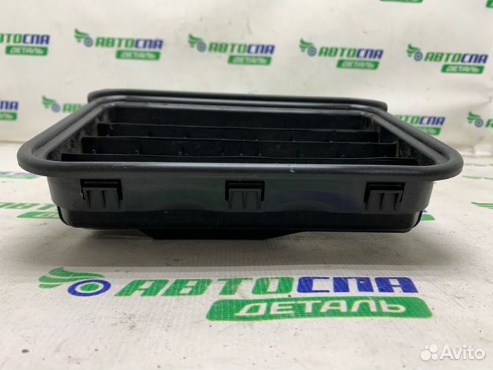 Решетка вентиляционная задняя Mercedes Benz