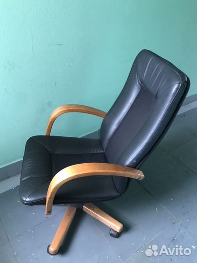 Офисное кожаное кресло б/у