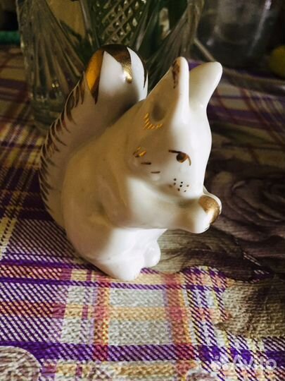 Статуэтка фарфор Белка с орехом,лфз,Белый медведь