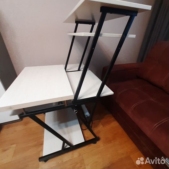 Современный компьютерный стол