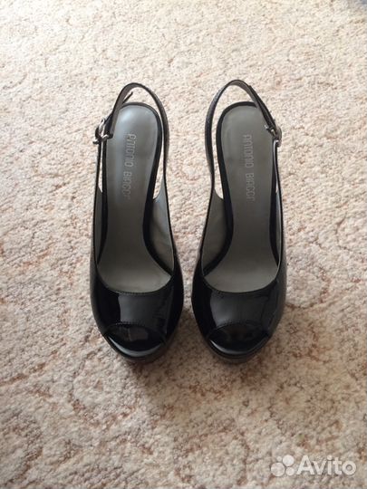 Продаются босоножки