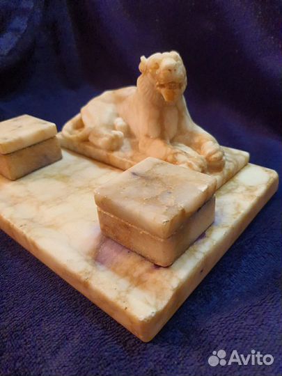 Старинная чернильница. Мрамор