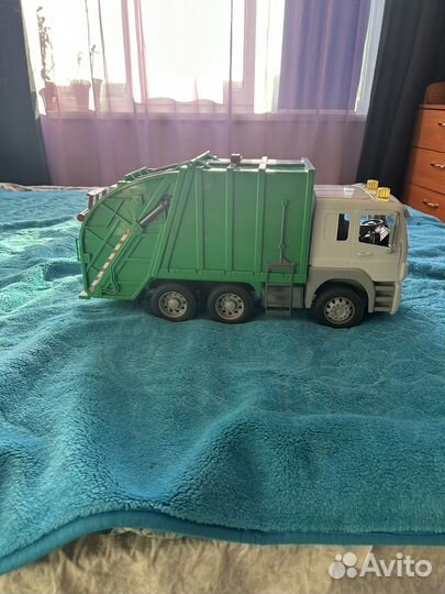 Игрушечный автомобиль