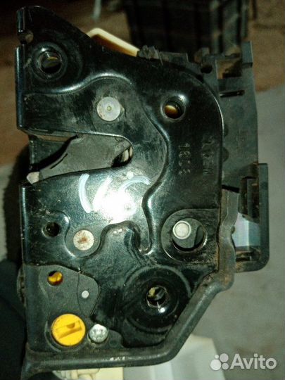 Замок двери задний левый Volkswagen Passat B6 CAX