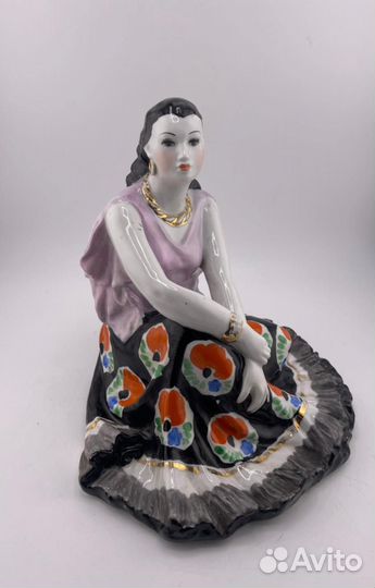 Статуэтка фарфоровая Цыганка. Дулево 1953 год