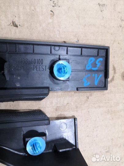 Пластик салона задний левый Toyota Land Cruiser