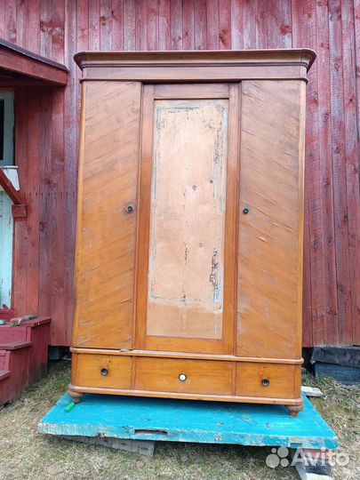 Шкаф платяной старинный