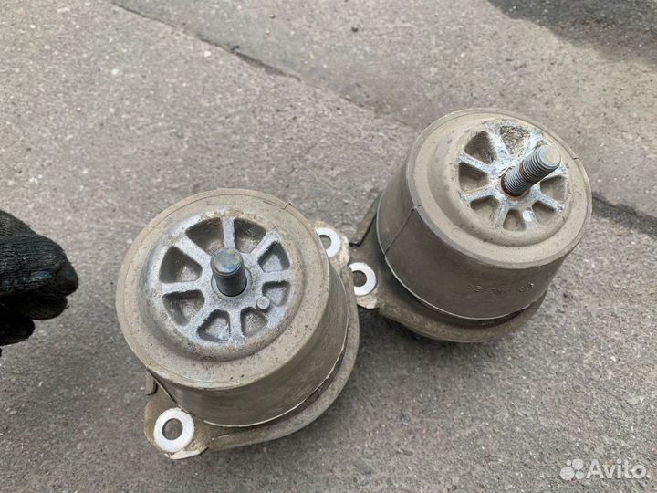 Опора двигателя Q7 (4L), Cayenne, Touareg 1