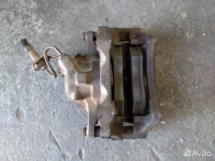 Суппорт тормозной передний Фольксваген Пассат B3