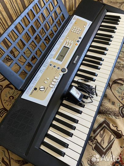 Синтезатор Yamaha psr R200
