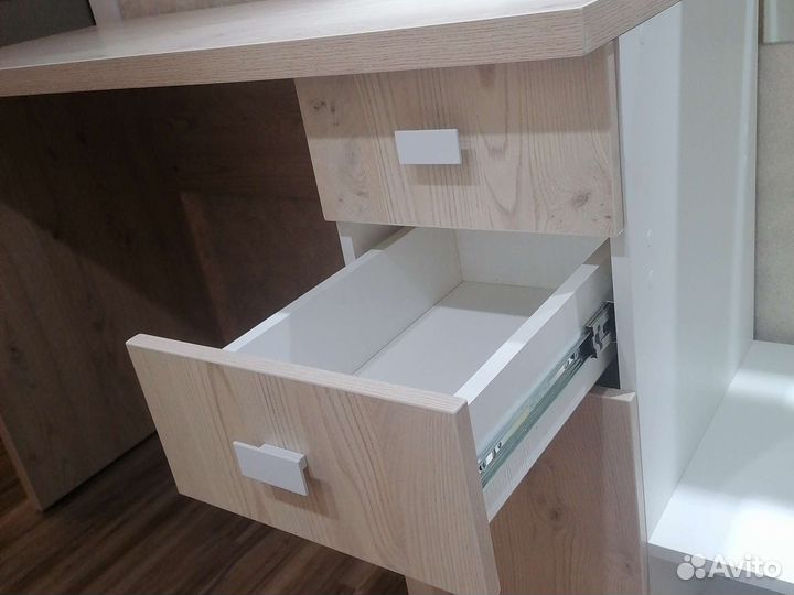 Новый компьютерный стол прямой